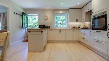 Oven, dishwasher, cookware/dishes/utensils