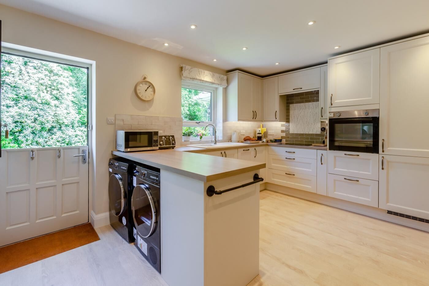 Oven, dishwasher, cookware/dishes/utensils
