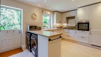 Oven, dishwasher, cookware/dishes/utensils