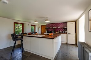 Microwave, oven, dishwasher, cookware/dishes/utensils - 2 Bed in Milton Damerel (oc-s42659) (Milton Damerel)