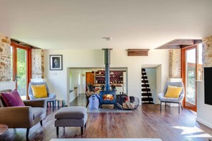 TV, fireplace - 2 Bed in Milton Damerel (oc-s42659) (Milton Damerel)