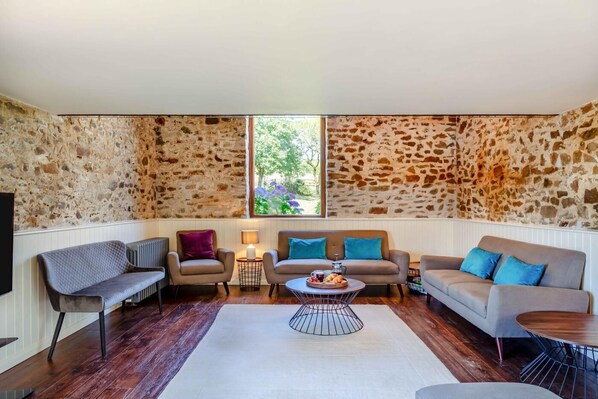 TV, fireplace - 2 Bed in Milton Damerel (oc-s42659) (Milton Damerel)