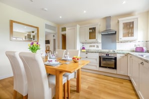 Oven, dishwasher, cookware/dishes/utensils - 2 Bed in Dalwood (oc-y42674) (Dalwood)