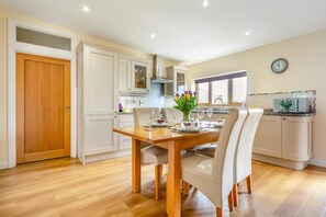 Dining - 2 Bed in Dalwood (oc-y42674) (Dalwood)