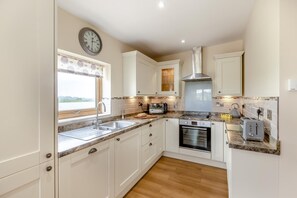 Microwave, dishwasher, cookware/dishes/utensils - 3 Bed in Dalwood (oc-c42675) (Dalwood)