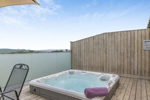 Outdoor spa tub - 3 Bed in Dalwood (oc-c42675) (Dalwood)