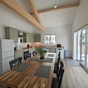 Microwave, oven, dishwasher, high chair - 3 Bed in Meidrim (oc-c45350) (Meidrim)