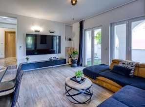 Apartment (Apartment With Terrace And Garden) | Wohnzimmer | 32-Zoll-Flachbildfernseher mit Satellitenempfang