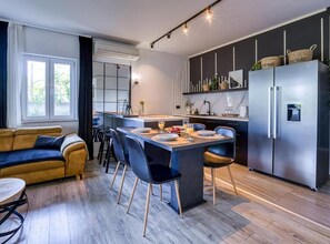 Apartment (Apartment With Terrace And Garden) | Esszimmer