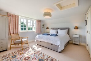 Bügeleisen/Bügelbrett, Reisekinderbett, kostenloses WLAN, Bettwäsche