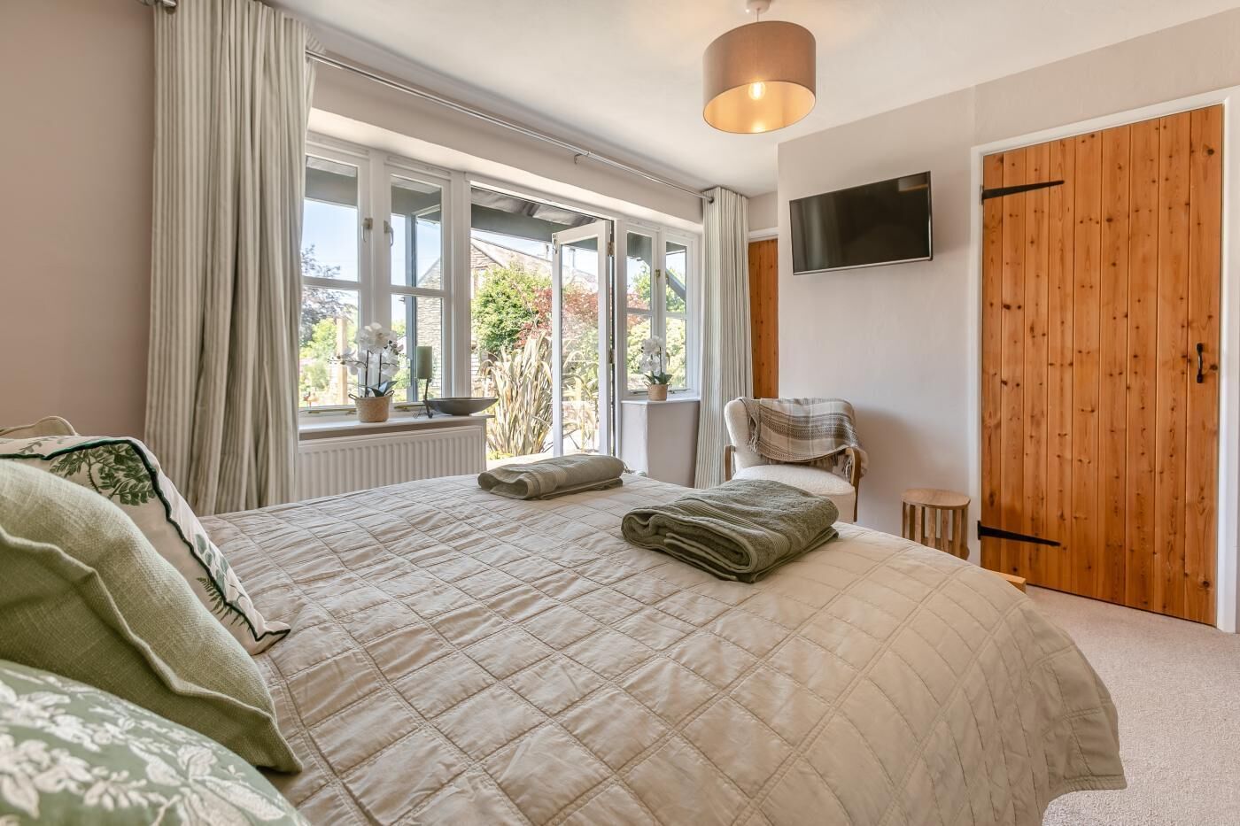 3 bedrooms, iron/ironing board, travel crib, WiFi (free)