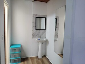 Douche, serviettes fournies, savon, papier toilette