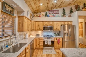 Coffee/tea maker, fridge, microwave, oven - 3 Bedroom/2 Bathroom in the Pine Trees (Show Low)