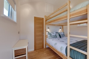 Travel cot, free WiFi, bed sheets - 1 Bed in Banham (oc-h1898) (Banham)