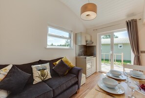 TV - 1 Bed in Banham (oc-c1899) (Banham)