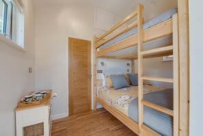 Travel cot, free WiFi, bed sheets - 1 Bed in Banham (oc-c1899) (Banham)