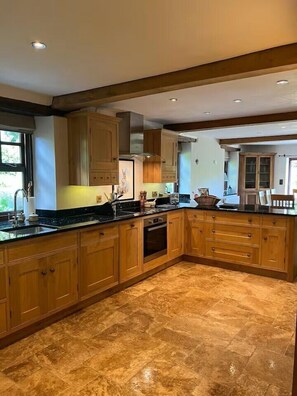 Microwave, oven, dishwasher, high chair - 4 Bed in Newchurch (oc-bow333) (Newchurch)
