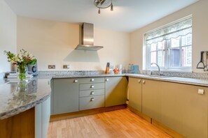 Microwave, oven, dishwasher, high chair - 3 Bed in Hatherleigh (oc-s44874) (Hatherleigh)