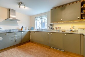 Microwave, oven, dishwasher, high chair - 3 Bed in Hatherleigh (oc-s44874) (Hatherleigh)