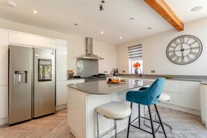 Microwave, oven, dishwasher, highchair - 4 Bed in Torrington (oc-m45332) (Great Torrington)