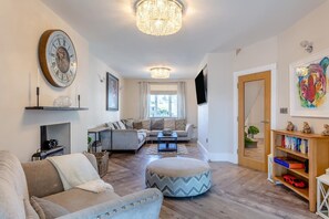 TV, fireplace - 4 Bed in Torrington (oc-m45332) (Great Torrington)