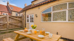 Outdoor dining - 4 Bed in Scorton (oc-t44226) (Scorton)