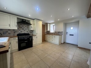 Microwave, oven, dishwasher, high chair - 2 Bed in Sawdon (oc-w45349) (Sawdon)
