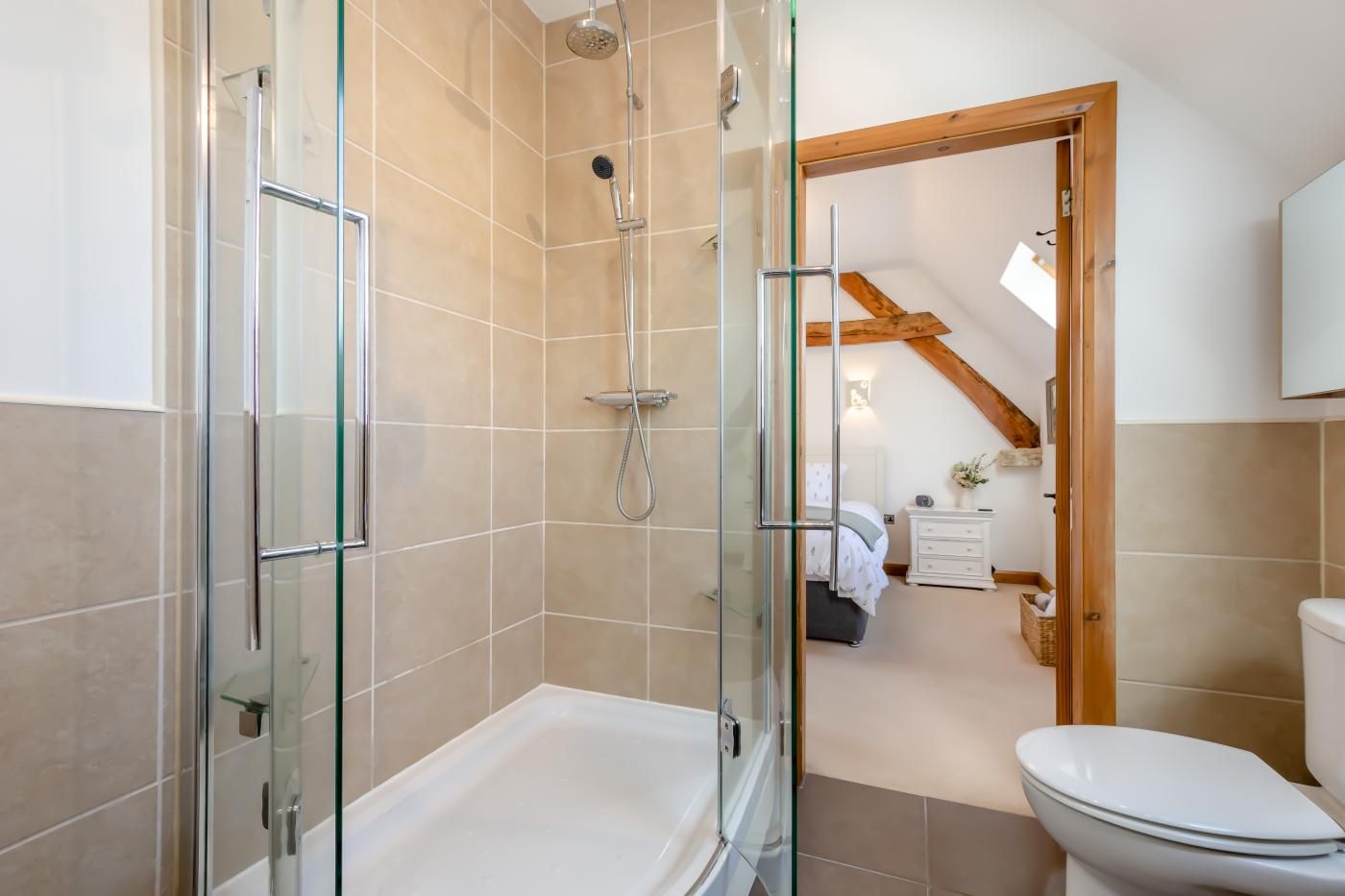 Un baño con ducha envuelta en cristal, bañera y retrete.