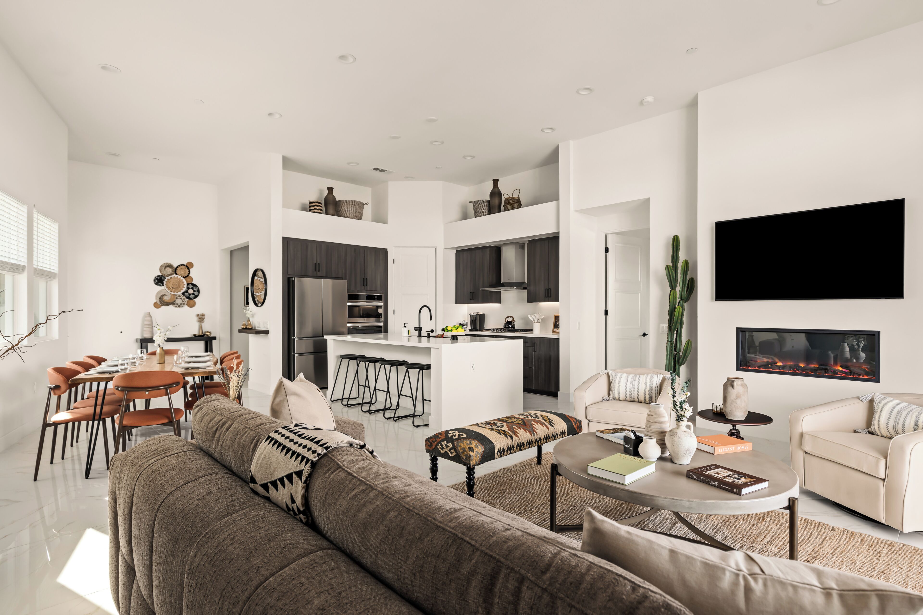 Un salon moderne avec un canapé, une table basse et une cheminée.