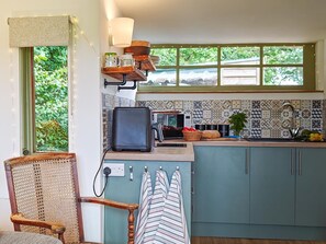 Microwave, high chair, cookware/dishes/utensils - 1 Bed in Tawstock (oc-s45343) (Tawstock)