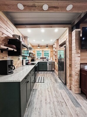 Wasserkocher mit Kaffee-/Teezubehör, Kühlschrank, Mikrowelle, Ofen
