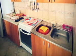 Kühlschrank, Mikrowelle, Ofen, Herdplatte