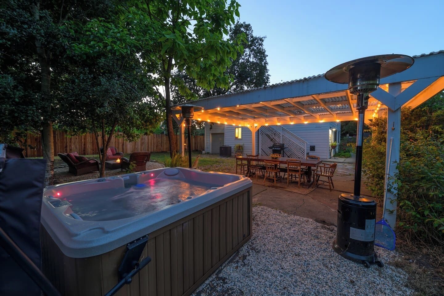 Un bain à remous, un espace salon extérieur et une terrasse couverte.