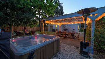 Un bain à remous, un espace salon extérieur et une terrasse couverte.