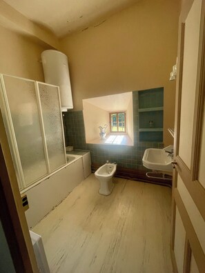 Bidet, serviettes fournies, savon, papier toilette