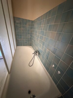Bidet, Handtücher, Seife, Toilettenpapier