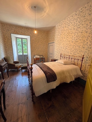 6 bedrooms, bed sheets - A stately home in the heart of the mountains. Calm, serenity. Come and recharge your batteries. (Aubessagne)