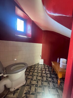 Bidet, serviettes fournies, savon, papier toilette