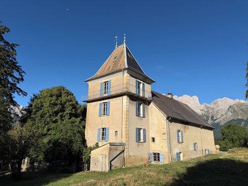 A stately home in the heart of the mountains. Calm, serenity. Come and recharge your batteries.