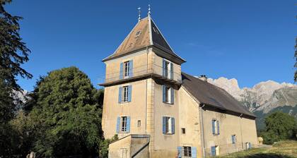 A stately home in the heart of the mountains. Calm, serenity. Come and recharge your batteries.