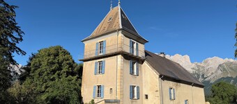 A stately home in the heart of the mountains. Calm, serenity. Come and recharge your batteries.