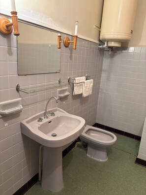 Bidet, serviettes fournies, savon, papier toilette