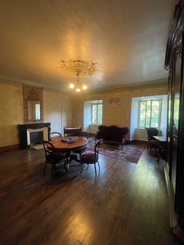 Interior - Vrbo Property (Aubessagne)