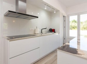 Wasserkocher mit Kaffee-/Teezubehör, Kühlschrank, Mikrowelle, Ofen