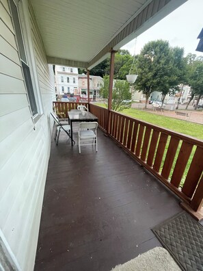 Outdoor dining - 3-bedroom house in lovely Pottsville with cool ac and jacuzzi for relaxing (Pottsville)