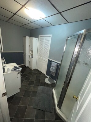 Towels, soap, toilet paper - 3-bedroom house in lovely Pottsville with cool ac and jacuzzi for relaxing (Pottsville)