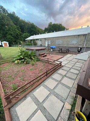 Outdoor dining - 3-bedroom house in lovely Pottsville with cool ac and jacuzzi for relaxing (Pottsville)