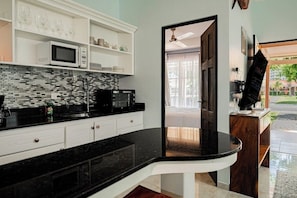 Coffee/tea maker, fridge, microwave, oven - Charming beach house with pool, fast WiFi & steps to the ocean (Jaco)