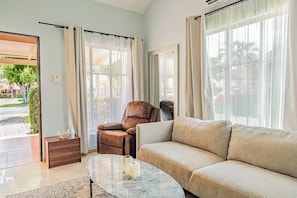 TV - Charming beach house with pool, fast WiFi & steps to the ocean (Jaco)