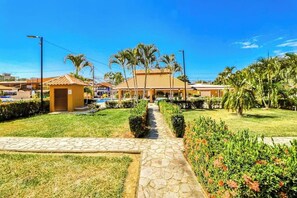 Property grounds - Charming beach house with pool, fast WiFi & steps to the ocean (Jaco)